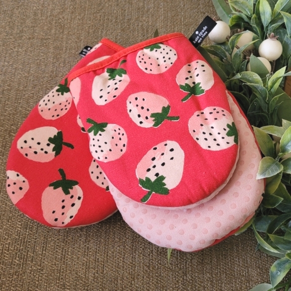 Kate Spade Kids Strawberry Oven Mitts - Red and Pink - Picture 3 of 6